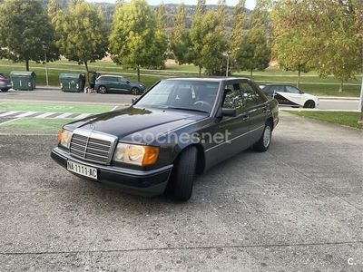 Usado Mercedes E220 150 CV (110 kW) 1993 Granate Berlina