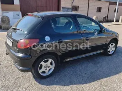 Usado Peugeot 206 70 CV (51 kW) 2007 Negro Berlina