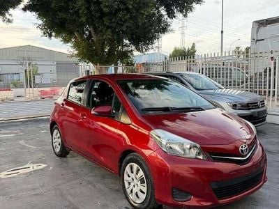 Usado Toyota Yaris Active 99 CV (72 kW) 2014 Rojo Utilitario