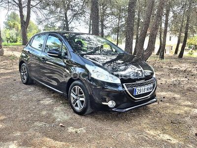 Usado Peugeot 208 Allure 82 CV (60 kW) 2013 Negro Utilitario
