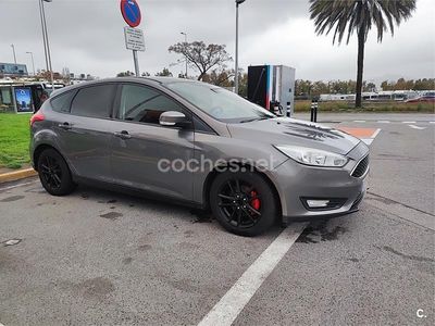 Usado Ford Focus Trend 125 CV (91 kW) 2015 Gris / plata Berlina