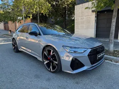 Usado Audi RS6 600 CV (441 kW) 2021 Gris / plata Familiar