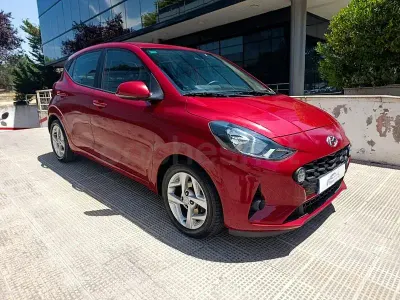 Usado Hyundai i10 67 CV (49 kW) 2022 Rojo Utilitario