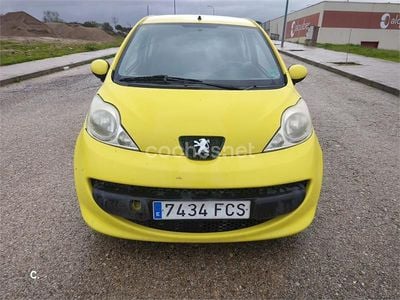 Usado Peugeot 107 68 CV (50 kW) 2006 Amarillo Utilitario