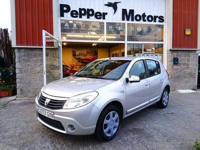 Usado Dacia Sandero Lauréate 70 CV (51 kW) 2010 Gris / plata Berlina