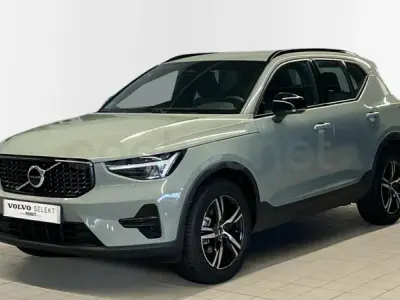Usado Volvo XC40 Plus 163 CV (119 kW) 2025 Verde SUV