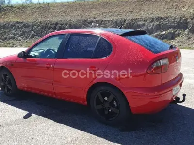 Usado Seat Leon Sport 130 CV (95 kW) 2004 Rojo Utilitario
