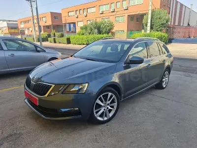 Usado Skoda Octavia Ambition 115 CV (84 kW) 2020 Gris / plata Familiar