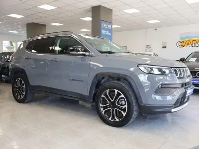 Usado Jeep Compass Limited 190 CV (139 kW) 2021 Gris / plata SUV