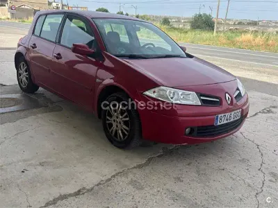 Usado Renault Mégane III Authentique 100 CV (73 kW) 2008 Granate Berlina