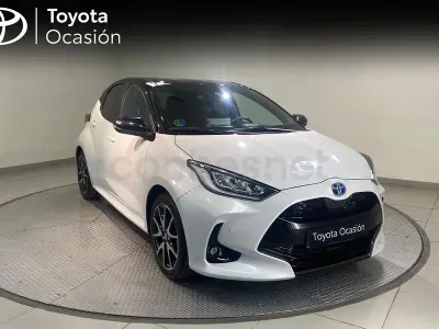 Käytetty Toyota Yaris Hybrid Plus 116 HP (85 kW) 2022 Valkoinen Sedan