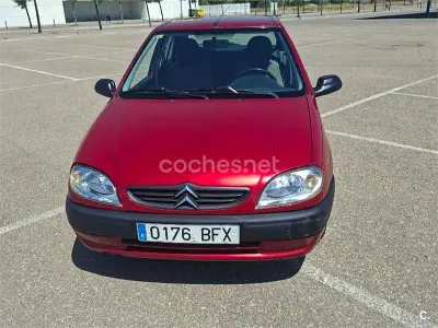 Usado Citroën Saxo 60 CV (44 kW) 2001 Granate Utilitario
