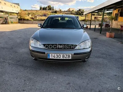 Usado Ford Mondeo Ghia 130 CV (95 kW) 2002 Beige Berlina