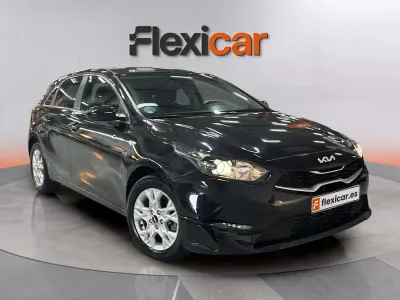 Usado Kia Ceed 136 CV (100 kW) 2023 Azul Utilitario