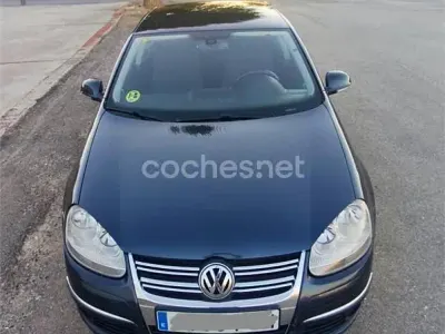 Usado VW Jetta Highline 105 CV (77 kW) 2008 Negro Berlina