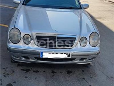 Gris / plata Usado 2001 Mercedes E240 Elegance Berlina | 3500 €