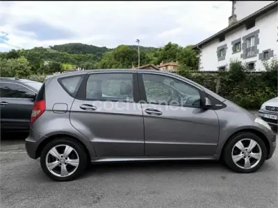 Usado Mercedes A180 Exclusive 109 CV (80 kW) 2010 Gris / plata Monovolumen