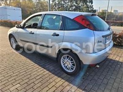 Usado Ford Focus Trend 115 CV (84 kW) 2001 Gris / plata Berlina