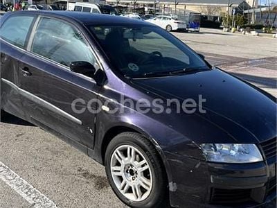 Usado Fiat Stilo Dynamic 103 CV (75 kW) 2003 Violeta / lila Berlina
