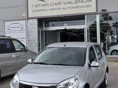 Usado Dacia Sandero Lauréate 75 HP (55 kW) 2012 Cinzento Sedan