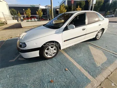 Usado Renault Laguna 100 CV (73 kW) 1998 Blanco Berlina