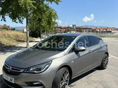 Usado Opel Astra Dynamic 125 CV (91 kW) 2016 Gris / plata Berlina