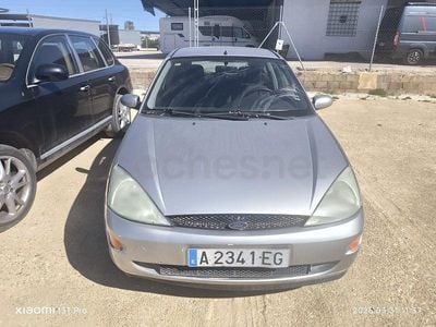 Usado Ford Focus Trend 100 CV (73 kW) 2000 Gris / plata Berlina