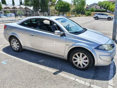 Usado Renault Mégane Cabriolet Dynamique 110 CV (80 kW) 2008 Gris / plata Descapotable