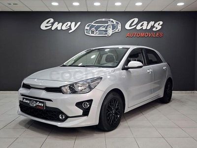 Usado Kia Rio 84 CV (61 kW) 2023 Gris / plata Berlina