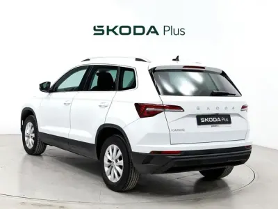 Usado Skoda Karoq Selection 110 CV (80 kW) 2024 Blanco SUV