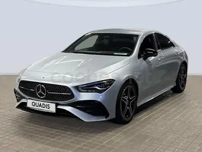 Usado Mercedes CLA200 163 CV (119 kW) 2025 Gris / plata Berlina