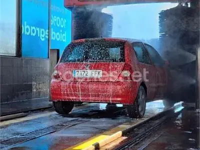 Usado Renault Clio II Authentique 75 CV (55 kW) 2006 Rojo Berlina