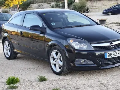 Usado Opel Astra GTC Sport 100 CV (73 kW) 2007 Negro Berlina