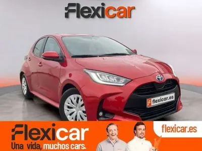 Usado Toyota Yaris Hybrid Active 116 CV (85 kW) 2023 Rojo Utilitario