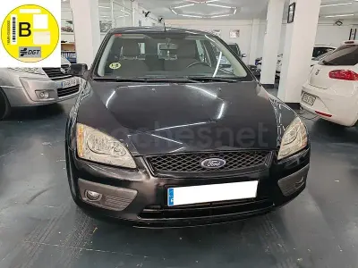 Usado Ford Focus Ghia 115 CV (84 kW) 2007 Gris / plata Berlina