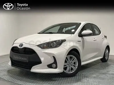 Käytetty Toyota Yaris Hybrid Business Edition 116 HP (85 kW) 2021 Valkoinen Sedan
