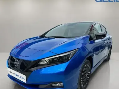 Usado Nissan Leaf Tekna 61 kW (84 CV) 2022 Magnetic blue midnight black Utilitario