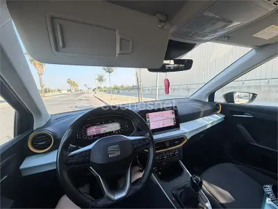Usado Seat Arona Style Plus 110 CV (80 kW) 2022 Gris / plata SUV