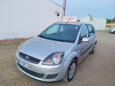 Usado Ford Fiesta Trend 90 CV (66 kW) 2009 Gris / plata Berlina