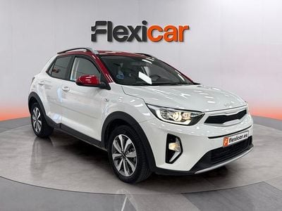 Käytetty Kia Stonic 101 HP (74 kW) 2023 Valkoinen Katumaasturi