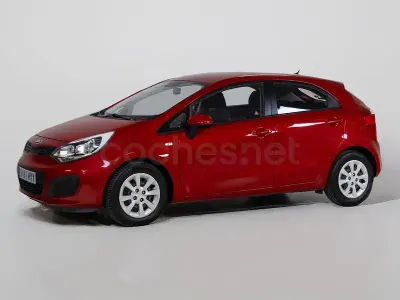 Usado Kia Rio 85 CV (62 kW) 2014 Granate Berlina