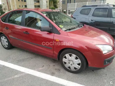 Usado Ford Focus Ghia 115 CV (84 kW) 2006 Rojo Berlina