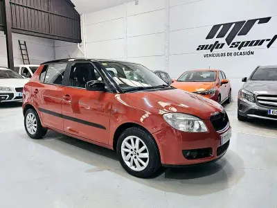 Usado Skoda Fabia Style 80 CV (58 kW) 2009 Naranja Berlina