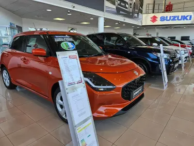 Usado Suzuki Swift 83 CV (61 kW) 2024 Naranja Utilitario