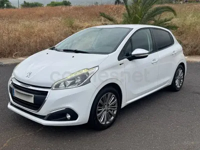Usado Peugeot 208 Style 82 CV (60 kW) 2017 Blanco Utilitario
