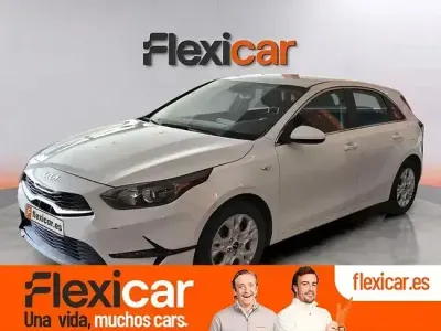 Usado Kia Ceed 136 CV (100 kW) 2023 Negro Utilitario