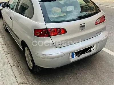 Usado Seat Ibiza 100 CV (73 kW) 2005 Gris / plata Utilitario