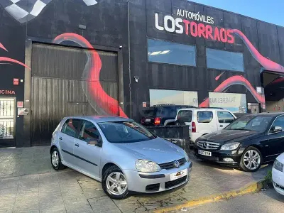 Usado VW Golf V Highline 105 CV (77 kW) 2007 Gris / plata Berlina