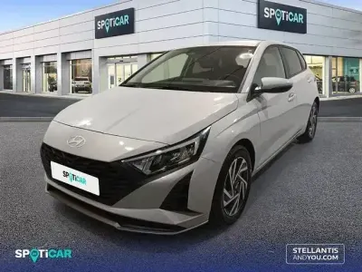 Usado Hyundai i20 79 CV (58 kW) 2025 Gris Utilitario