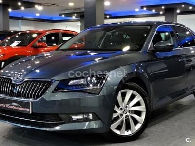 Usado Skoda Superb Style 150 CV (110 kW) 2015 Gris / plata Berlina
